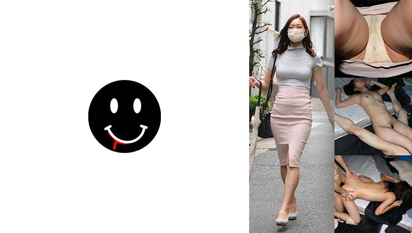 Wanita yang mempunyai otot perut yang ramping dan kemas.