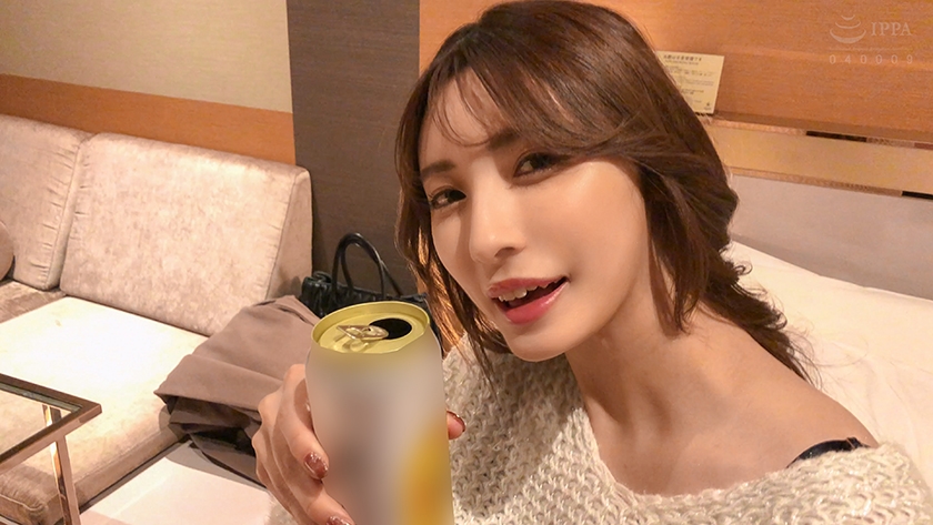 Apabila seorang gadis Kabin Roppongi yang mewah meninggalkan kedai, dia hanya menjadi seorang wanita biasa. Dia mula merayu dengan gembira selepas bersalaman di hotel! Kana-san, Kanazawa Kana.