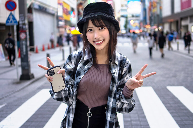 素人大学生【限定】ルナちゃん21歳 アキバの人気メイドさんとお忍び休日デート!超×3カワイイのにDMしたら即OK返信しちゃうフッ軽ヤリマンに大量中出し!!