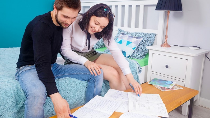 FuckStudies Sheril朋友在他們的作業上表現出色