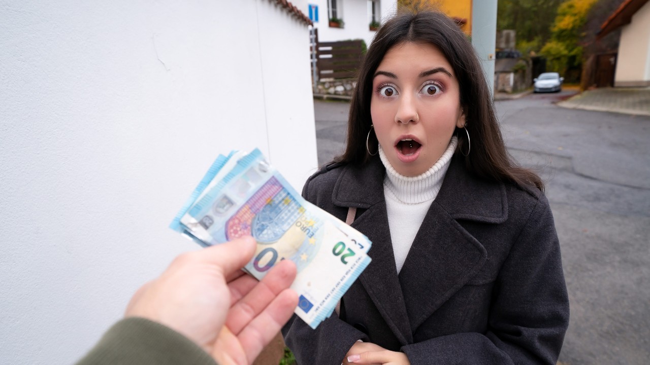 Petite house cleaner loves to suck