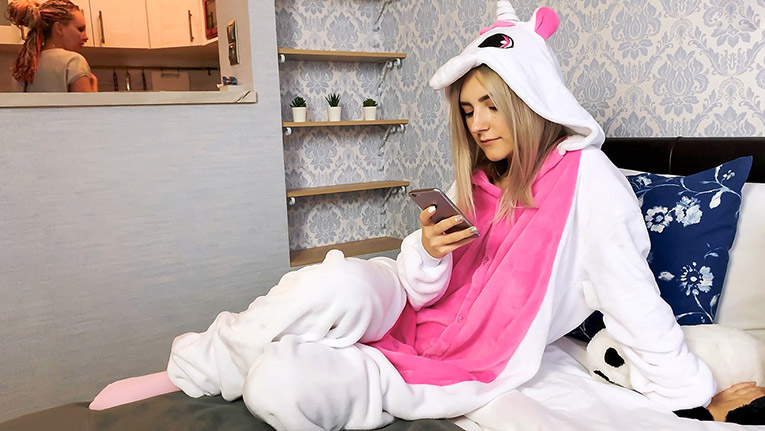 Eva Elfie Dont Let Mom See Us