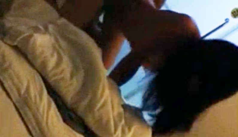 酒吧直接帶回家!床上怎麼有三個人?