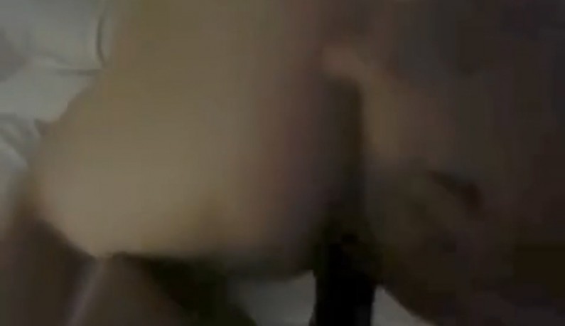 00年可愛小學妹,關燈偷拍她淫蕩的後庭!