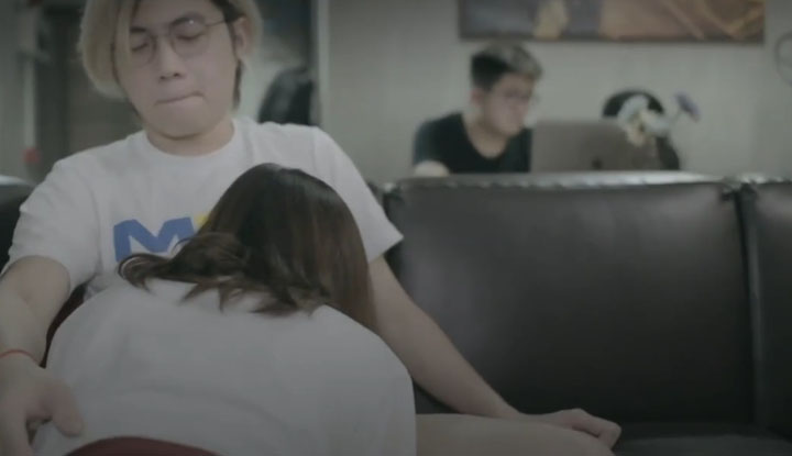 [台灣] SWAG atababe～飢寒小淫娃 NTR 在老公面前跟朋友做愛 小穴流了好多水水