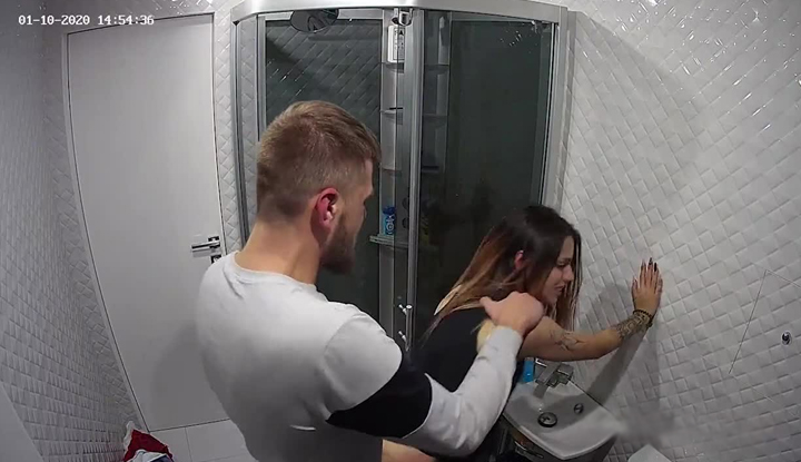 [I'm running late] I accidentally spilled more water than expected before heading home to my partner~ Please make haste without my father-in-law and mother-in-law noticing the bathroom.