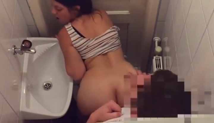 [歐美] 你的居家智慧攝影機安全嗎？ 美尻人妻偷閒來偷吃！