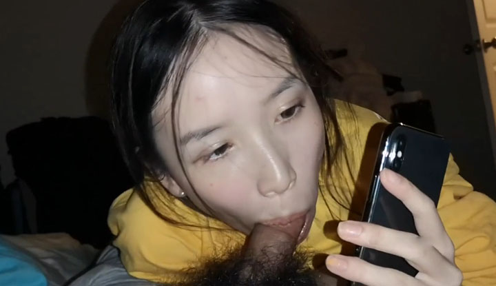 Boyfriend's big dick is the best to eat, and you have to keep your phone in your mouth while sliding~