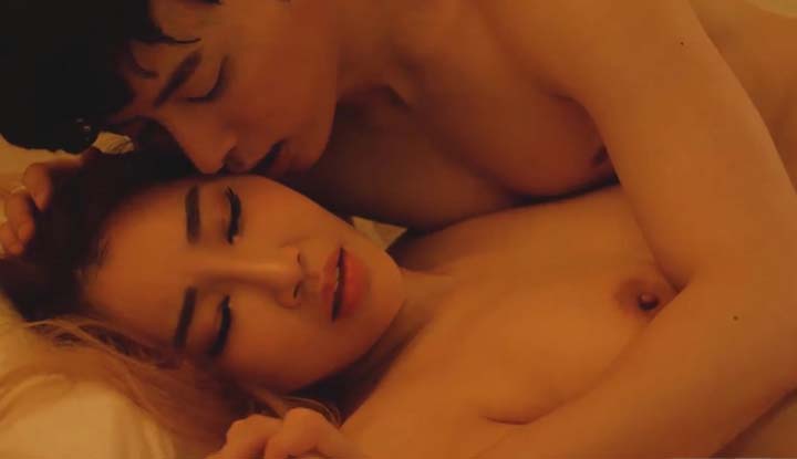 [韓國] 第一次看到女友的親姊就被吸引了～趁著女友睡著偷偷跟姊姊來一發