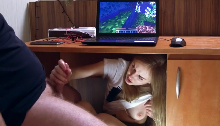 [Europe and America] Blonde girl hides under the table and eats her sister's boyfriend's big cock~