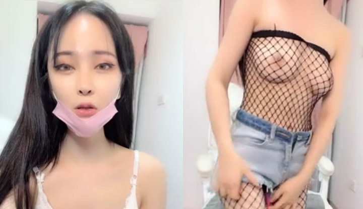 The hairless lady with pink pussy is playing a live broadcast~ Put on the crotch one-piece fishnet stockings tonight to show her lust~