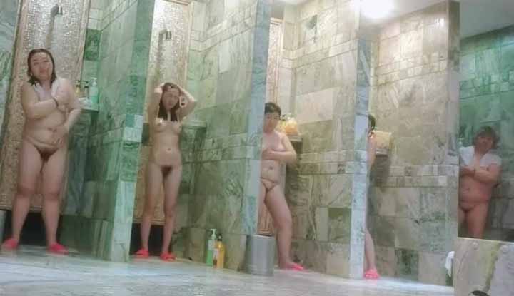 公共浴室偷拍和媽媽一起來洗澡的小妹妹們~