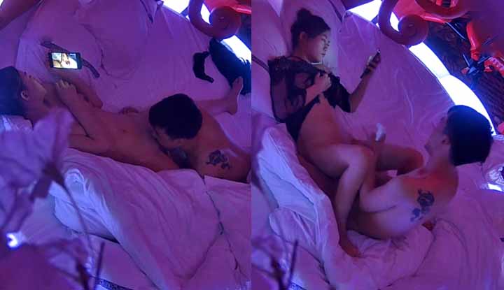 The love hotel candidly took pictures of the model's figure, the rich lady, and the black silk sexy temptation while watching pornographic movies, while being served by the duck man in the nightclub~