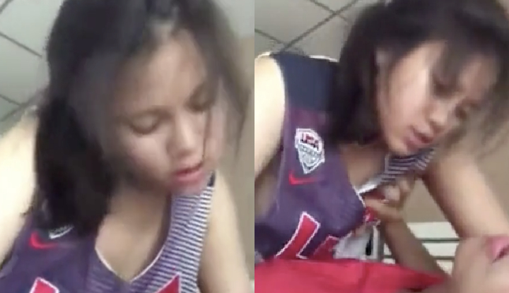 A garota fofa das Filipinas está transando com o namorado no banheiro.