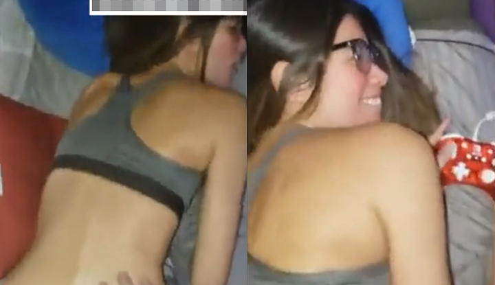 Minha namorada estava jogando videogame quando eu a surpreendi por trás.