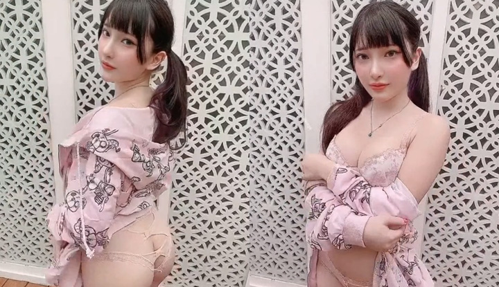 Manisnya gadis berponi - menggoda anda dengan payudara yang indah. Bolehkah anda tahan godaannya?
