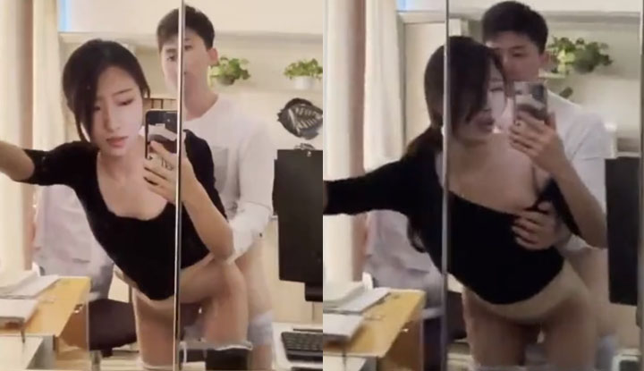 Young couple taking selfies ~ the girlfriend who likes to see her lewd appearance the most