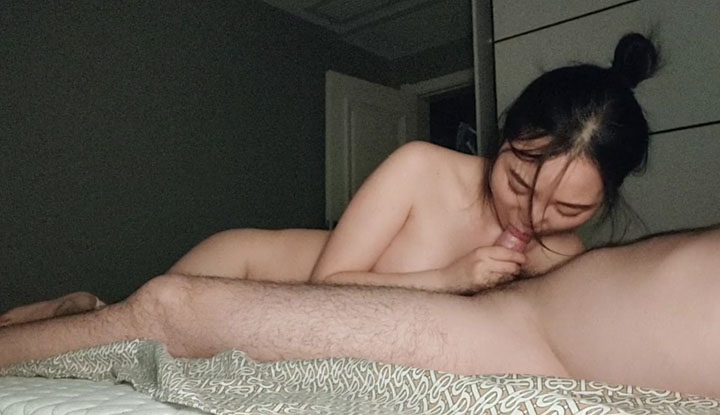漂亮女友好主動~舔完肉棒騎上肉棒爽爽