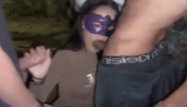 Gadis bertopeng dalam tugasnya - merayu tiga lelaki asing di jalanan, mengeluarkan segala tenaga untuk pulang dengan kejayaan!