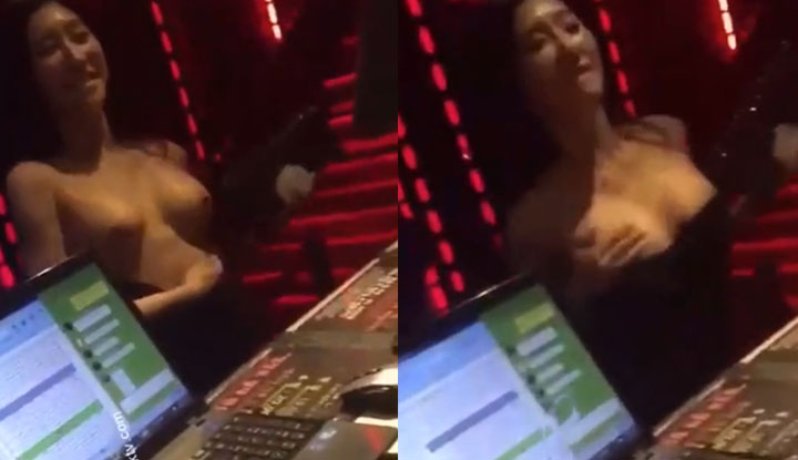 Na sala KTV, coisas obscenas acontecem, com a garota tirando a roupa e mostrando os seios na tentativa de seduzir o DJ.