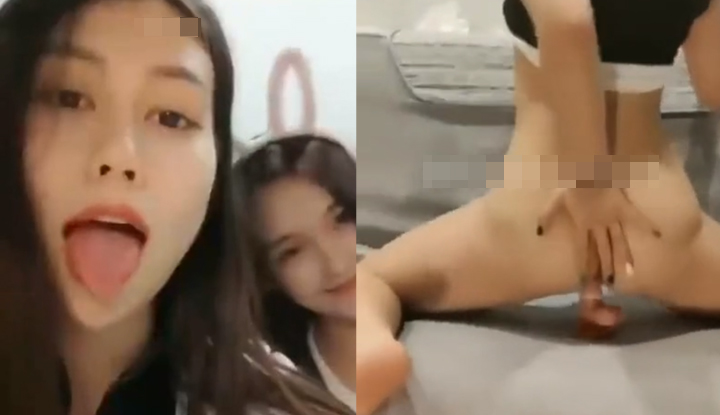 Amigas íntimas brincando juntas, lambendo e brincando com os seios, usando um vibrador falso para penetração sem piedade.