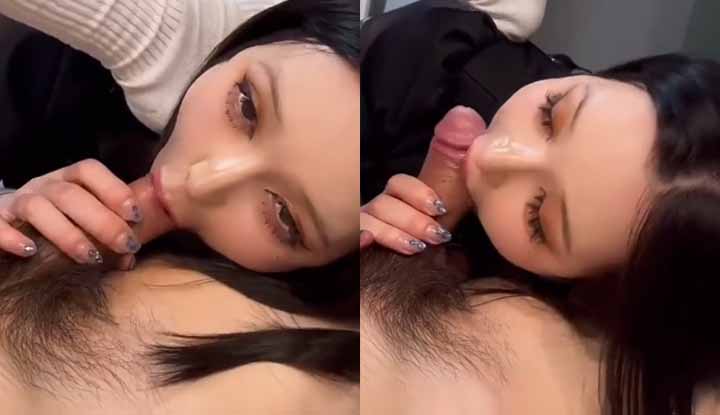 Khi người bạn dâm đãng nhìn thấy con cặc to, anh ta bắt đầu liếm nó thật mạnh và không muốn buông ra.