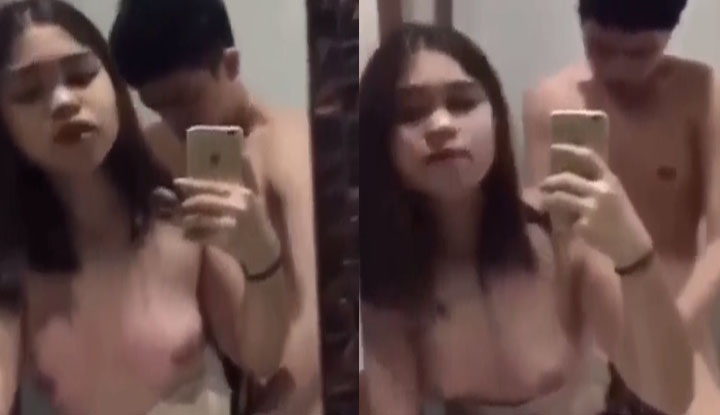 Manipulando a sensual namorada filipina por trás, seus seios voluptuosos continuam balançando.