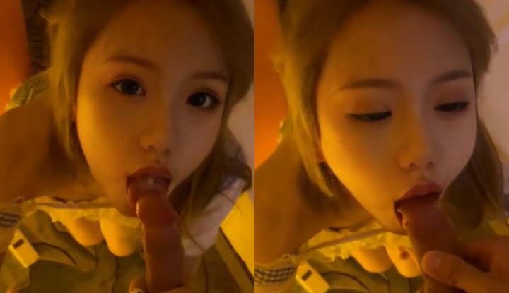 My girlfriend is looking at me with affection and desire, wanting to beg for the meat stick to eat~ Hurry up and take it out so she can enjoy it.