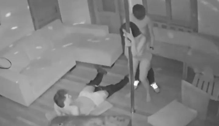 กล้องอัจฉริยะของบ้านคุณปลอดภัยหรือไม่? พี่น้องสองคนนำนักเต้นขั้นบันไดมาเล่นด้วย