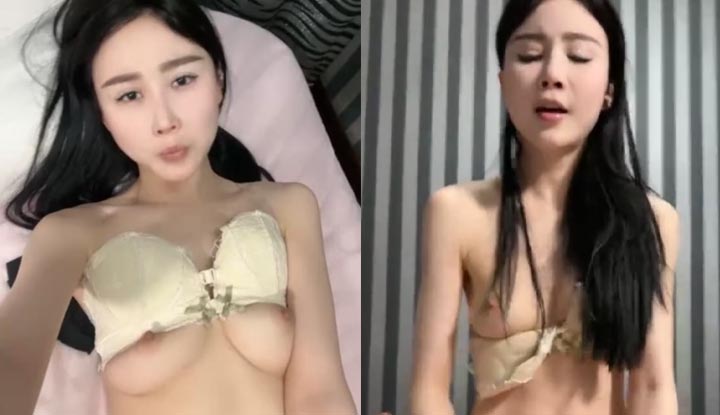 สาวสวยที่ขี่และบิดเอวผอมอย่างมีกิจกรรม กระทืบก้นสวยเหมือนลูกพีชด้วยท่านอนหงาย