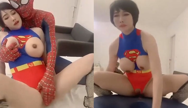 Homem-Aranha da Tailândia vs. Mulher-Maravilha, usando o golpe final