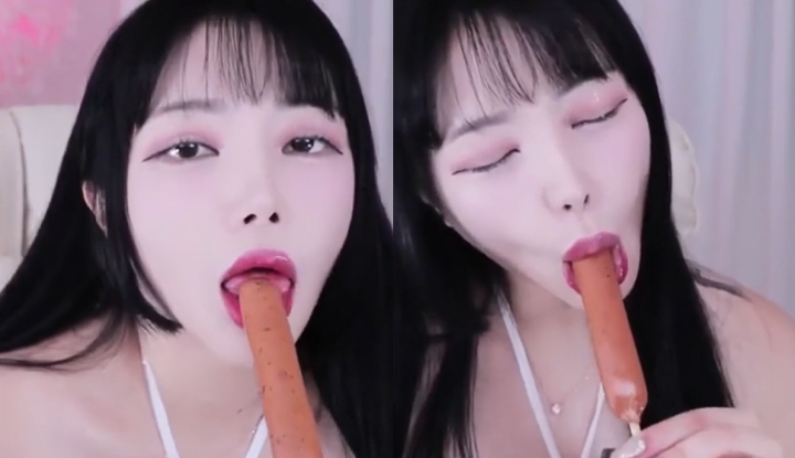 ผู้หญิงนักกีฬาที่มีหน้าอกใหญ่และมีเสน่ห์กำลังกินฮอตดอกทำให้คุณอยากถูกกินโดยผู้หญิงนักกีฬานั้นหรือไม่?