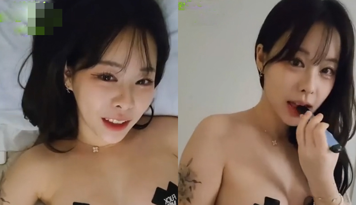 Một nhân viên quan hệ truyền thông da trắng xinh đẹp với bộ ngực khủng đang lắc lư với một quả chuối lớn trong miệng.