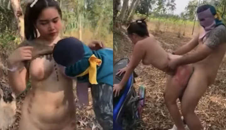 คลิปหลุดไลฟ์สด สาวอวบสักลายลากคู่เทพมาเย็ดกลางป่า ตั้งกล้องมุมดีแล้วจับควยโม๊คเสียวๆ ก่อนโดนจับยกล่อเย็ดท่ายาก กะแทกหีท่าหมา ซอยหีเด็ดๆจนน้ำแตกกลางหลัง