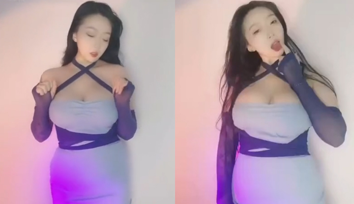 น้องสาวสุดเซ็กซี่ของพี่สาวอายุมากมือกระจึ่งซินหมี่เมีย การเต้นอันล่อใจด้วยถุงเท้าสุทธิที่สวยงาม