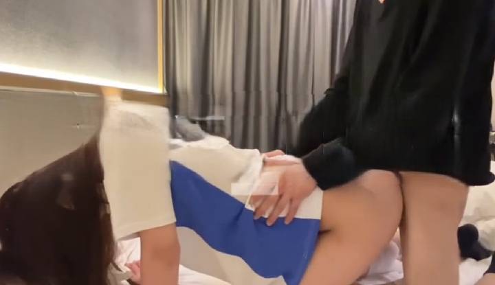 The girl, who was manipulated to the point of losing consciousness, can only keep reminding herself that this is all for the money.