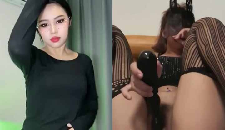 เฟยเฟย เบบี้ - สาวเซ็กซี่ฮอตจาก TikTok ดาราอินเทอร์เน็ตไลฟ์สดเต็มเท้า: ถูและบิดก้นขณะช่วยตัวเองและน้ำเยิ้ม หีดำอวบสวยพุ่งน้ำเงี่ยนกระจาย ของเล่นดันทะลวงหีอย่างบ้าคลั่ง กลับหัวขวับฟาดฟ้า!