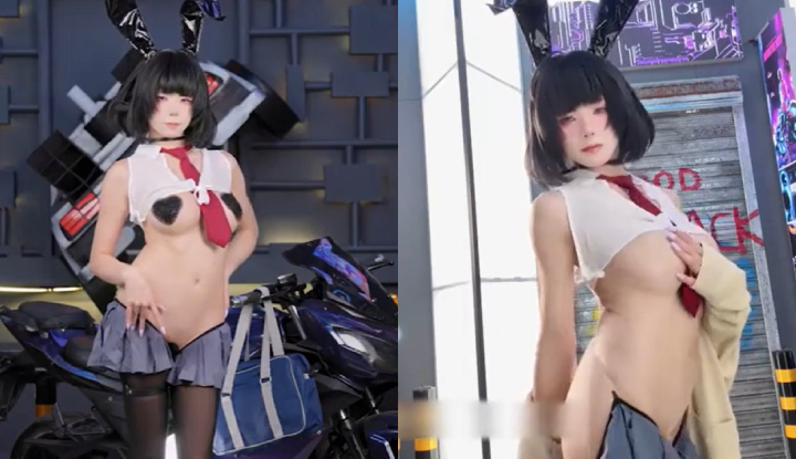 แปลงร่างเป็นหุ่นเชิด JK แบบไซเบอร์รีเวิร์ส เธอสวมกระโปรงสั้น ถุงน่องสีดำ และสะโพก เคลื่อนไหวเส้นไหมเพื่อกระชับหน้าอกและพุ่งน้ำออกมาอย่างงานคาร์นิวัล!