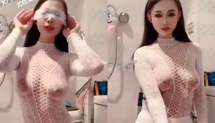 จ้องตาเบิกกว้าง เผยให้เห็นหน้าอกใหญ่ที่มองเห็นได้เลือนรางในการเต้นรำเซ็กซี่ร้อนแรง