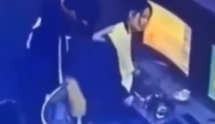 ร้านอินเทอร์เน็ตหูหนานเสวี่ยหยาง: วิดีโอเฝ้าระวังลับคู่รักนักศึกษาหลุดเต็มๆ! สาวน้อยสุดพรีเมียมเอวคอดขาวผ่องโก่งสูง ถูกแฟนกระแทกเย็ดดุเดือด – แอคชั่นสุดเข้มข้น!