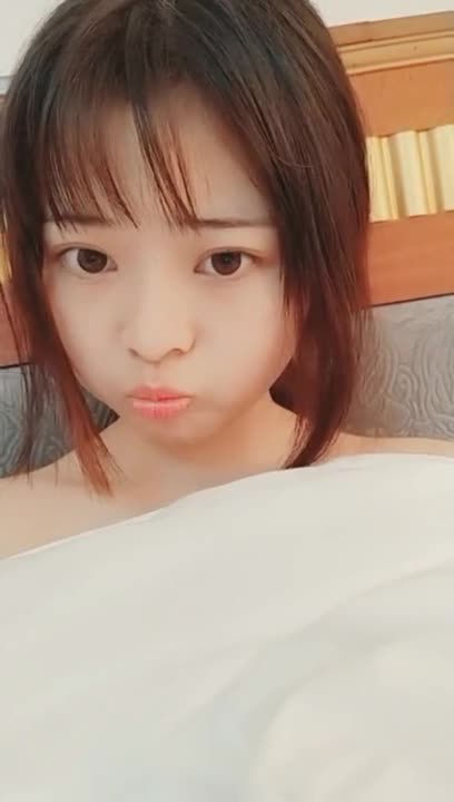 颜值不错童颜巨乳妹子双人啪啪 大力猛干淫语骚话呻吟娇喘射在肚子上 很是诱惑喜欢不要错过