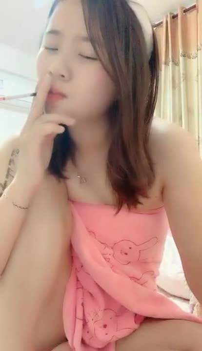 清纯漂亮小嫩妹美女主播直播秀 戴着兔耳朵 搔首弄姿 胸型不错小穴漂亮 很是诱人