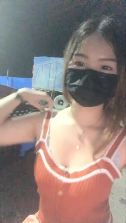 墨镜妹子深夜马路边双人啪啪 引擎盖上抱着操后入猛干深夜娇喘 很是诱惑喜欢不要错过