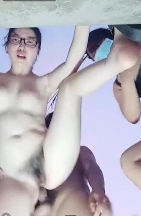 网红眼镜姐妹花组队到郊外钓鱼被鱼塘主人发现然后勾引他野战先搞妹妹再干姐姐干完菊花再干BB对白精彩淫荡