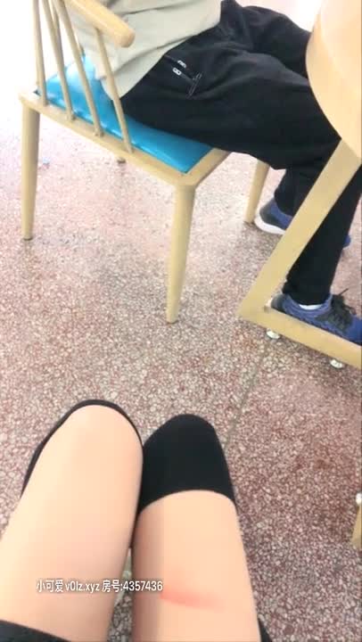 骚货学妹_淫穴塞着跳蛋去食堂发骚,坐凳子上旁边有男生其他路过学生,刷礼物就顶得淫叫啊啊,太爽受不了跑去厕所自慰!