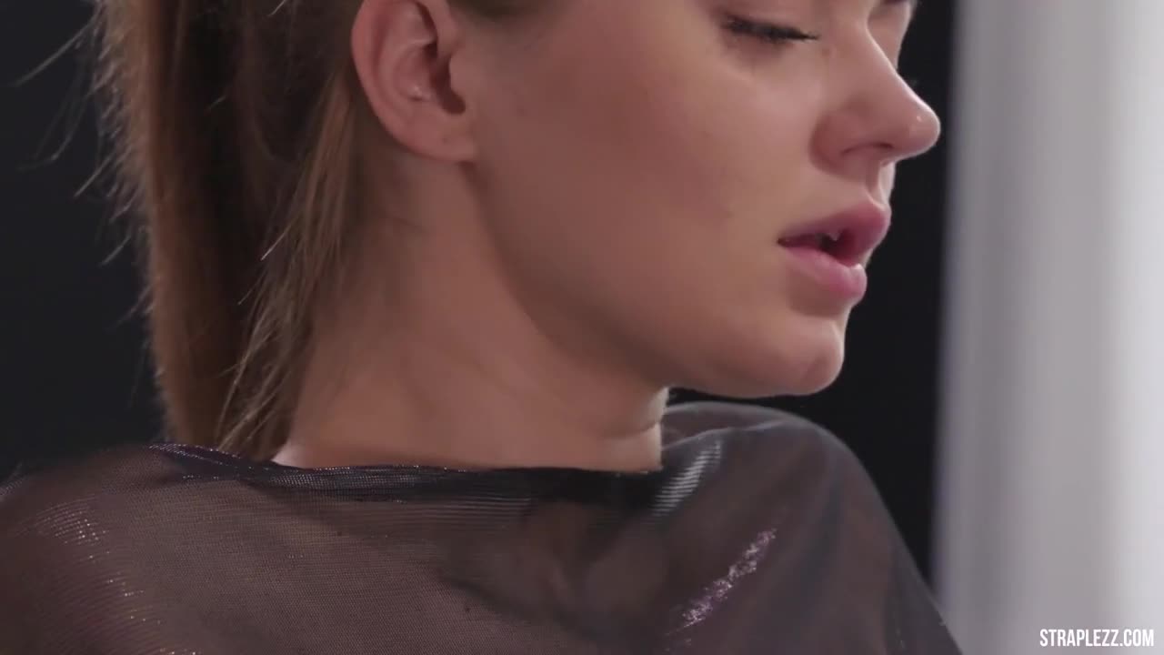 (เลสเบี้ยน) GYM STRAP-ON FETISH-