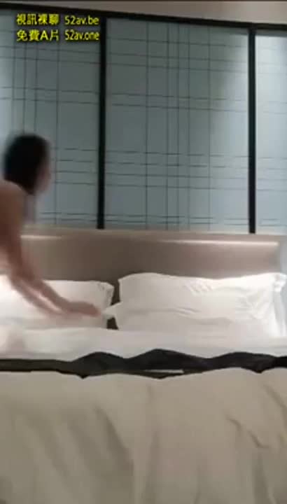 約高顏值長腿美容師,舌吻到一半下面就濕了,床上猛操再到沙發後入插嘴