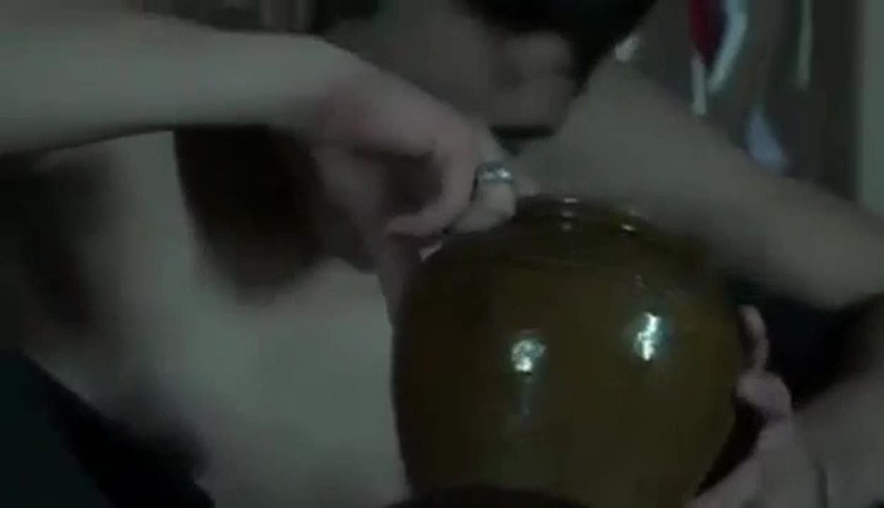 ดูหนังเรท R เรื่อง "Ang Arom" (2015) ของไทยได้ฟรี เด็กหญิงกำพร้าคนหนึ่งถูกแมงดารับเลี้ยงและทำงานเป็นแม่บ้านในโรงแรม เธอเติบโตขึ้นมาอย่างงดงามและมีชื่อเสียงโด่งดัง สอนเทคนิคการนวดเพื่อยั่วยวนลูกค้า เธอถูกจับได้ว่าโดนเย็ดทุกวัน ครวญครางด้วยความสุข หนังโป๊, หนัง 18+, คลิปโป๊, คลิปหลุด INWPORN.COM