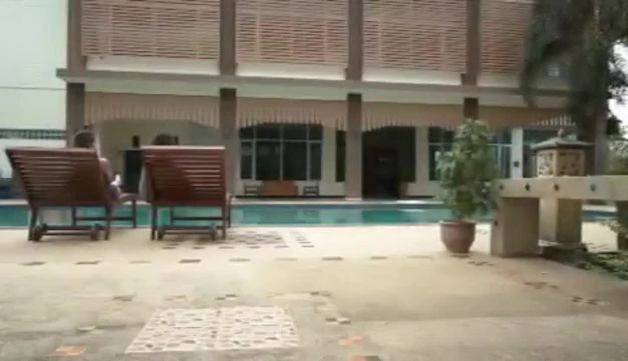 สัมผัสประสบการณ์ความต้องการทางเพศของหญิงสาววัยผู้ใหญ่ในภาพยนตร์ไทยสำหรับผู้ใหญ่อายุ 18 ปีขึ้นไป เธอมีความต้องการทางเพศอย่างแรงกล้า แต่สามีกลับไม่สนใจ เธอดูแลบ้านจนกระทั่งมีคู่รักมาพัก ชีวิตทางเพศของพวกเธอกำลังกลายเป็นปัญหา และหญิงสาวคนหนึ่งก็รับหน้าที่สอนพวกเธอให้ปลุกเร้าอารมณ์ เธอจับได้ว่าหญิงสาวกำลังมีเซ็กส์แบบเลสเบี้ยน และให้แฟนหนุ่มของเธอช่วยเธอทำเซ็กซ์สามคนสุดเร้าใจ หนังโป๊, หนัง 18+, คลิปโป๊, คลิปหลุด INWPORN.COM