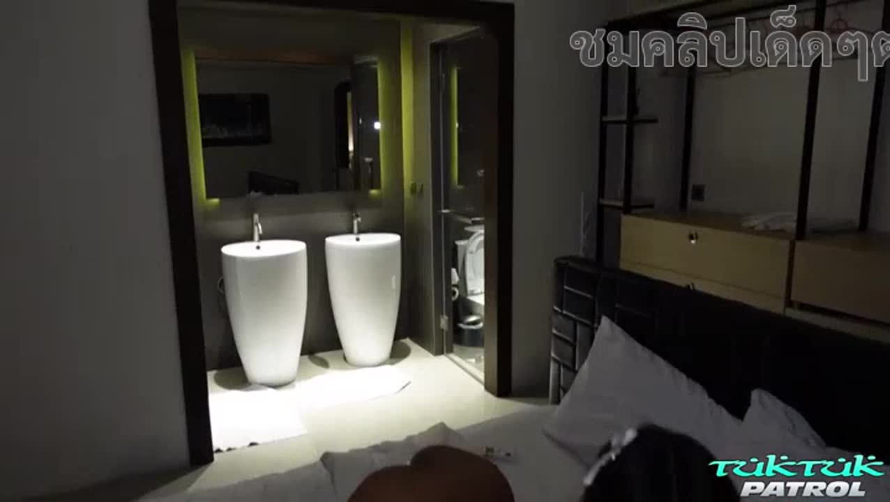 TukTukPatrol - หนังโป๊ไทย Aommy น้องออมมี่ สาวไทยน่ารักใส่เหล็กดัดฟัน เจอหนุ่มต่างชาติที่ถูกพาไปซักผ้าเพื่อมีเซ็กส์ เธอขึ้นรถตุ๊กตุ๊กมุ่งหน้าไปโรงแรม ดูสงบและขี้อาย แต่ก็ไม่ได้ขัดขืน เธอเริ่มต้นด้วยการอมนกเขา จากนั้นก็ขึ้นไปคร่อมเขา ขี่เขา และเย็ดเขาอย่างแรง เธอทำท่าหมาครางอย่างมีความสุข กางขาออกขณะที่เธอเย็ดเขาอย่างมีความสุข ช่วยตัวเอง และปล่อยน้ำอสุจิลงบนหน้าอก หนังโป๊, หนัง 18+, คลิปโป๊, คลิปหลุด INWPORN.COM